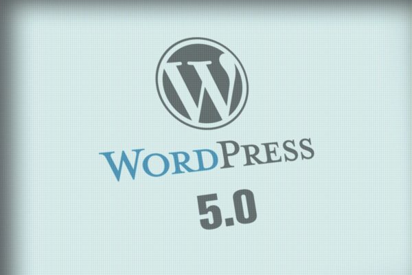 Alt-Text: „Laptop mit geöffneter WordPress-Seite, neben Notizbuch und Brille auf Holztisch – Kreativagentur-Ambiente....