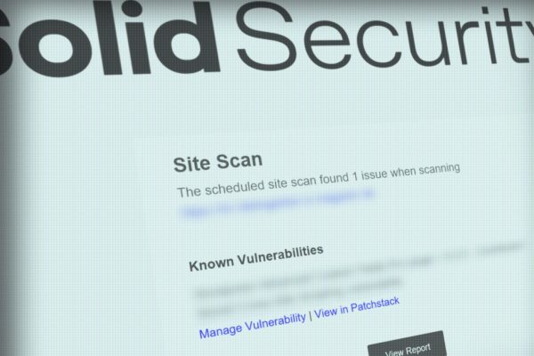 Das Bild zeigt das realmaker-Logo auf einem blauen Hintergrund, darunter der Text „Wartungsvertrag Sicherheitslücke“....