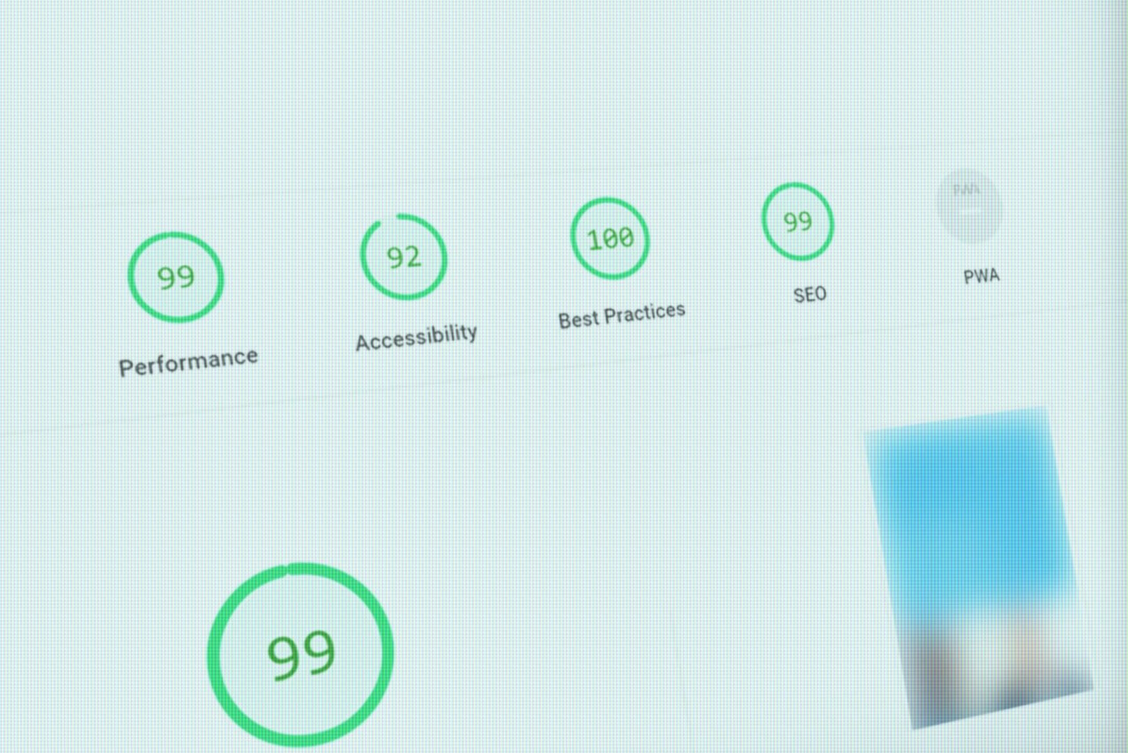 Bild von realmaker: Laptop zeigt WordPress-Website. Ausrüstung und Papier liegen daneben auf einem Holztisch. Kreativ...